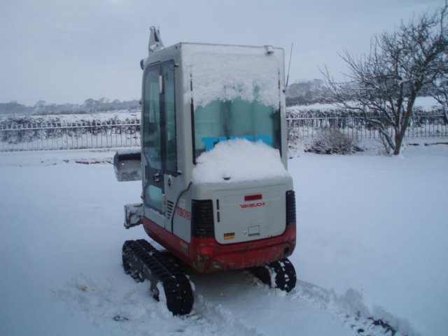 buildersarriveandsodoesthesnow.jpg