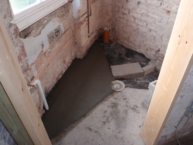 wetroomfloorgoesin.jpg
